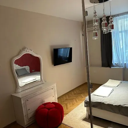 Lux Center בית הארחה *