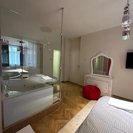 Къща за гости Lux Center *