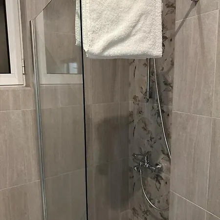 Lux Center Къща за гости
